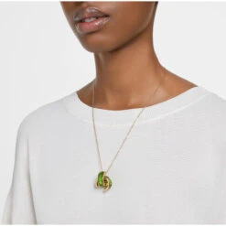 Swarovski Matrix Pendant Baguette Cut, Green, Gold-Tone Plated 5639629 -King Power shop 7d6de6e0 5e73 534d 8612 f2a51d1b2abd 47435.1673646124