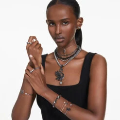 Swan Bangle, Swan, Black, Rose Gold-Tone Plated (Size M) 5678048 | Swarovski 11 Swan Bangle, Swan, Black, Rose Gold-Tone Plated (Size M) 5678048 | Swarovski -King Power shop 968256eb 90af 56fb aeaf 0955d08feadd 64357.1705274210