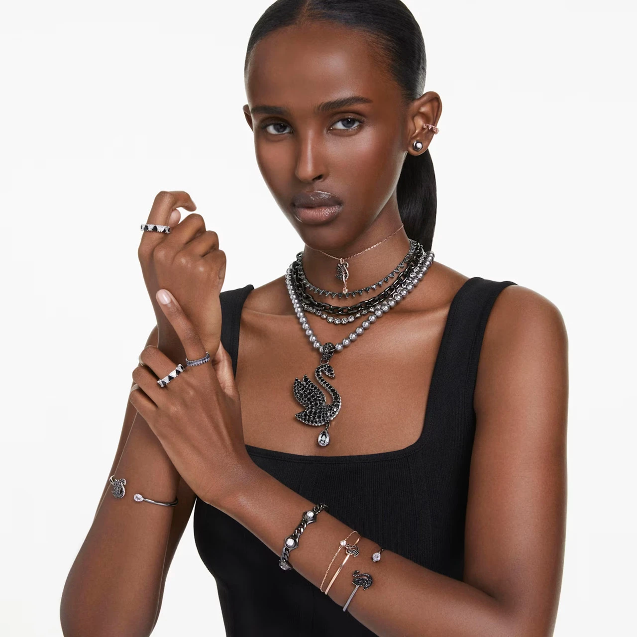 Swan Bangle, Swan, Black, Rose Gold-Tone Plated (Size M) 5678048 | Swarovski 6 Swan Bangle, Swan, Black, Rose Gold-Tone Plated (Size M) 5678048 | Swarovski - Image 6