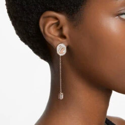 Signum Drop Earrings, Swan, White, Rose Gold-Tone Plated 5628569 | Swarovski 8 Signum Drop Earrings, Swan, White, Rose Gold-Tone Plated 5628569 | Swarovski -King Power shop f63a45b0 f228 5b52 a03d 840b68c4847d 54169.1659332268